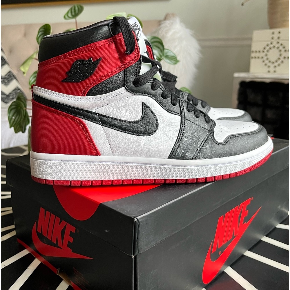 WOMEN’S AIR JORDAN 1 RETRO HIGH 'OG VARSITY RED SATIN BLACK TOE